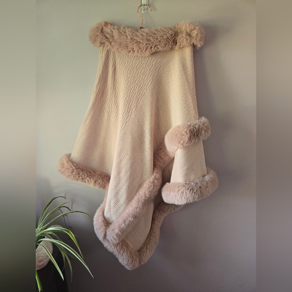 ✨ Trending Le Moda Faux Fur Trim Cape | Old Money Chic | OS - Picture 3 of 7